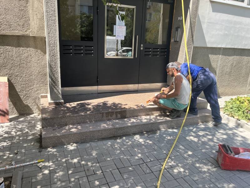 Входът след възстановяване на стълбището